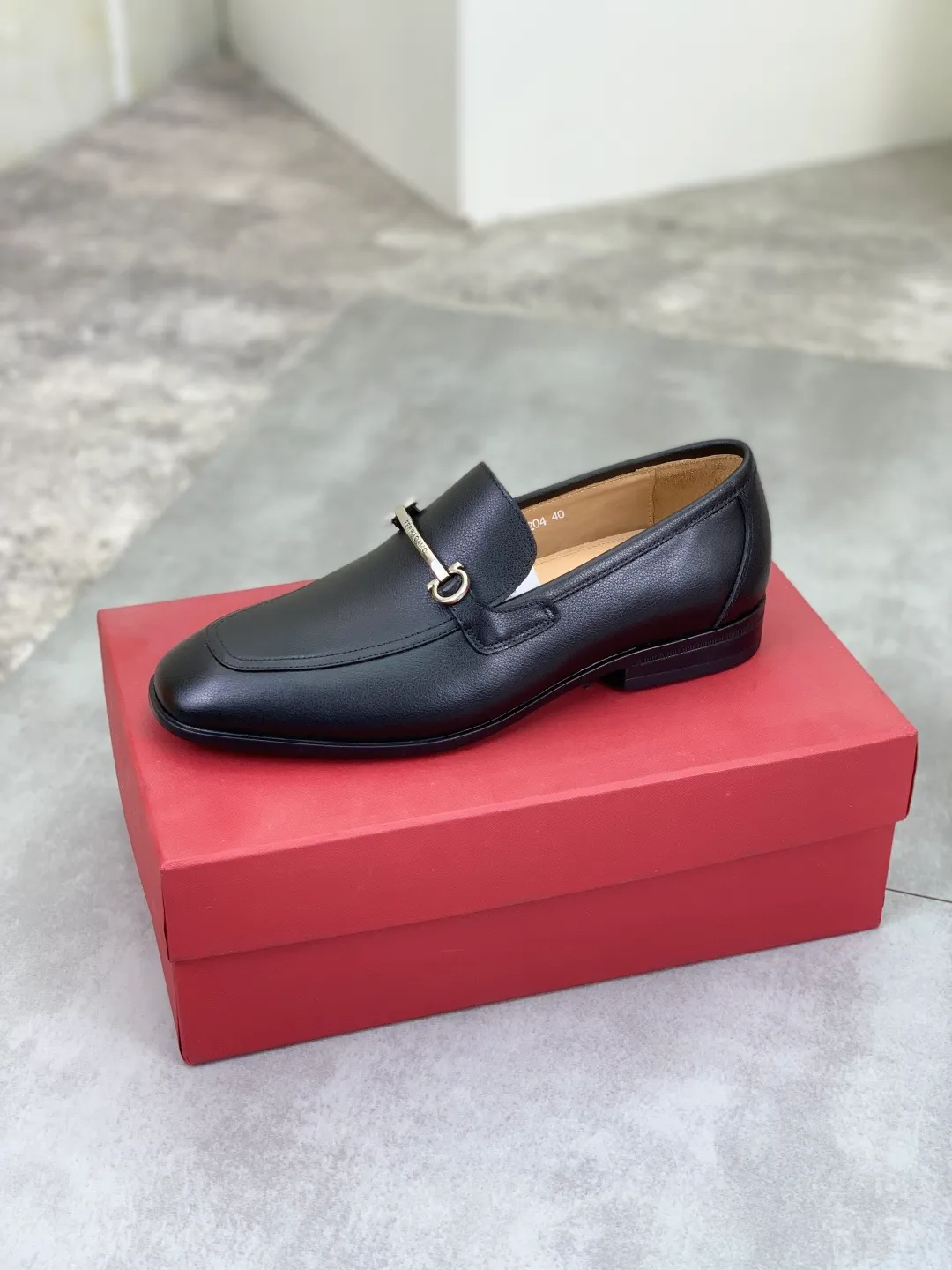 Men's Men's Shoes 💰P480💰[New Style] Water-dyed Niuli 🆘[Salvatore Ferragamo] Ferragamo's latest casual business leather shoes for men! Available at counters simultaneously! The fabric is made of specially imported original calfskin, the lining is made of imported water-dyed cowhide, and the original combination outsole is absolutely luxurious and leads the fashion trend. Matching code: 38-45; 4️⃣ colors available